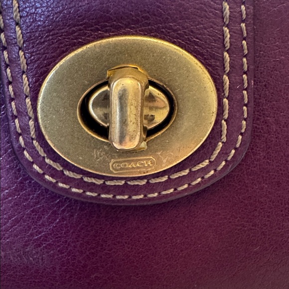 Coach vintage Hampton turnlock wallet in plum & pink  leather, brass hardware - Picture 2 of 15